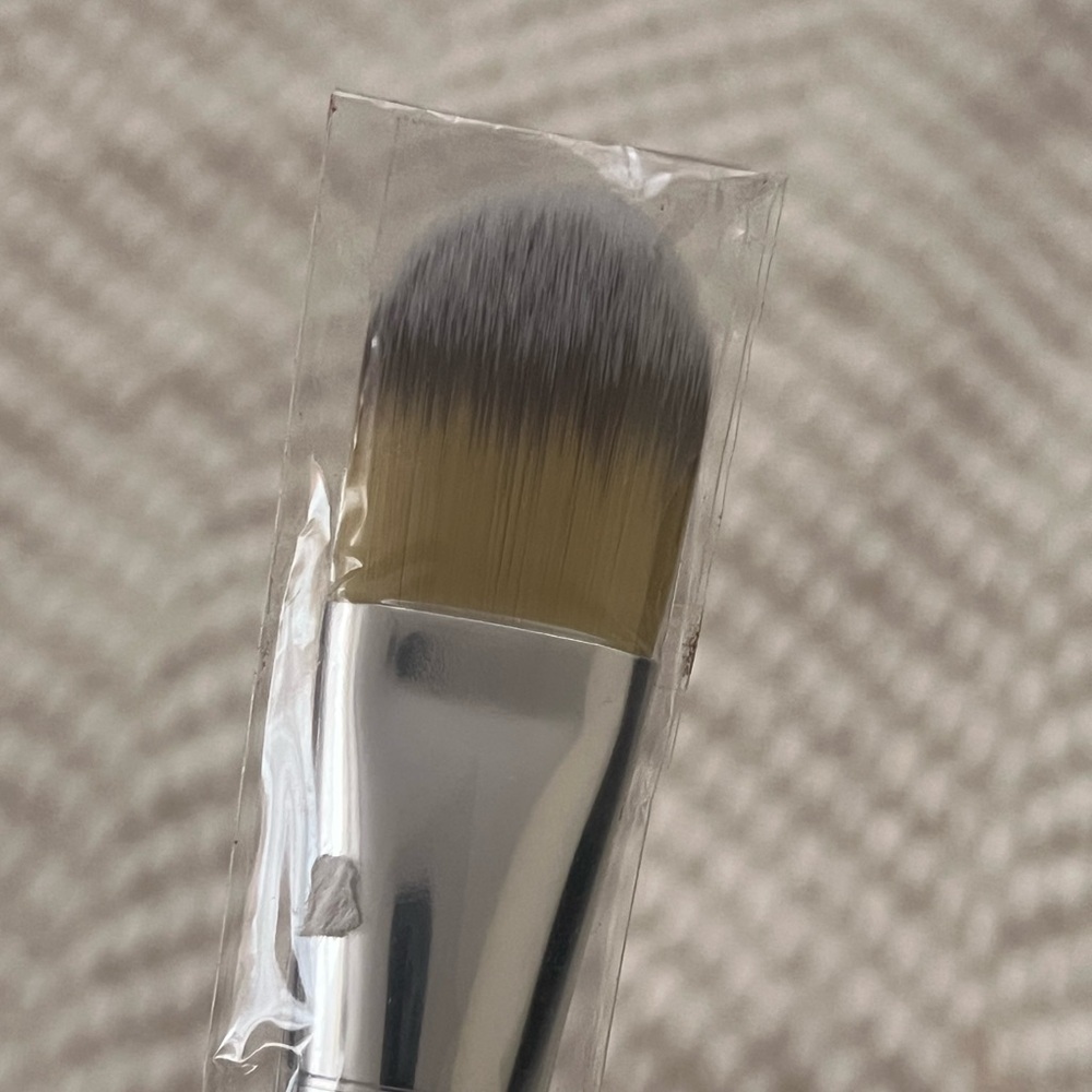 🤍New Clinique Foundation Brush🤍 - Picture 7 of 7